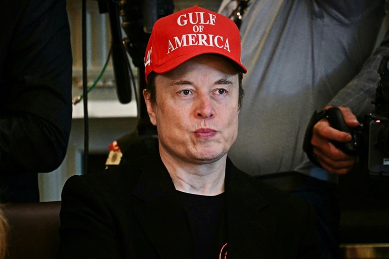 WSJ objavio da Tesla traži novog šefa. Javio se Musk i ljut je
