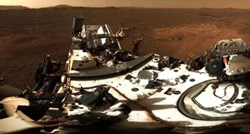 Ovo je panoramska fotografija Marsa, snimio ju je rover Perseverance