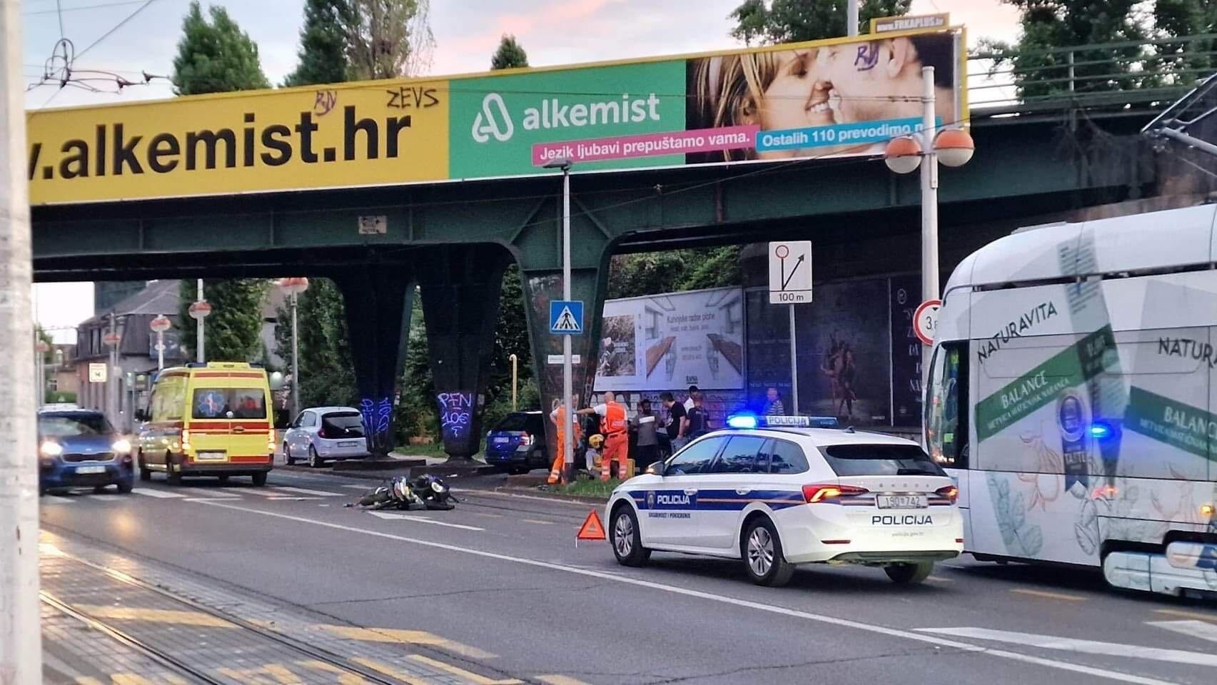 FOTO Prometna U Zagrebu, Sudarili Se Auto I Motor. Čovjek S Motora ...