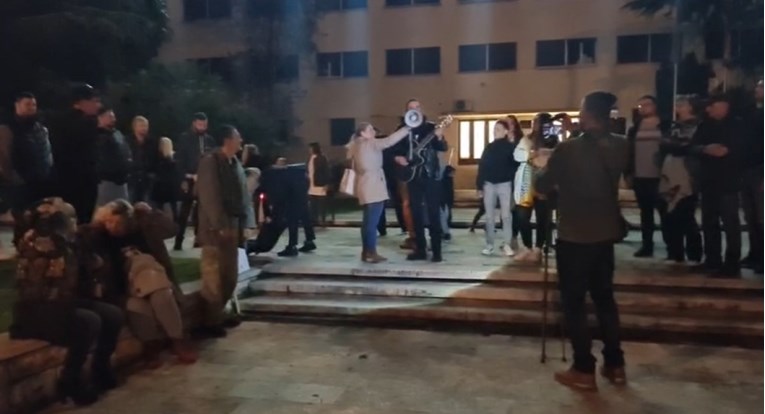 Prosvjed protiv covid-potvrda u Splitu: "Testiranje može ubiti čovjeka"