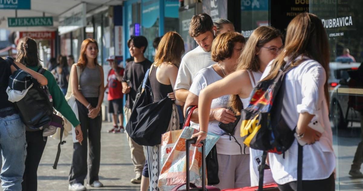 FOTO Pogledajte gužvu pred pekarom na autobusnom kolodvoru u Zagrebu