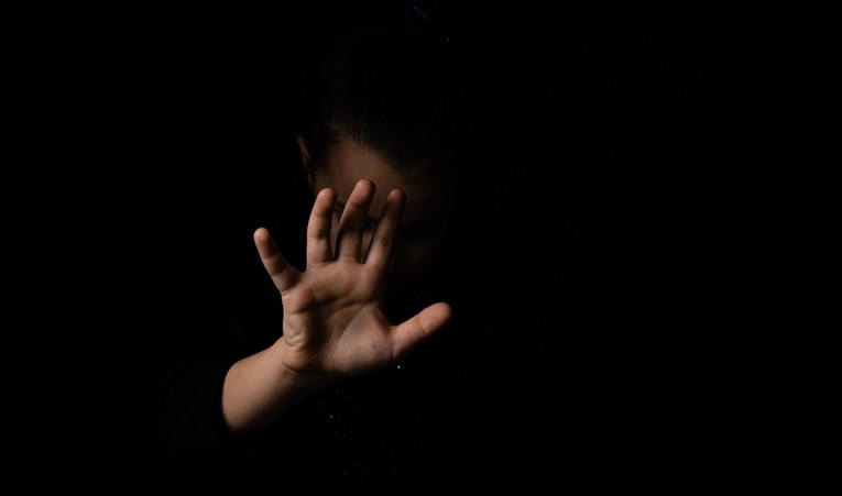 Muškarac u Dalmaciji godinama spolno zlostavljao maloljetnu kćer