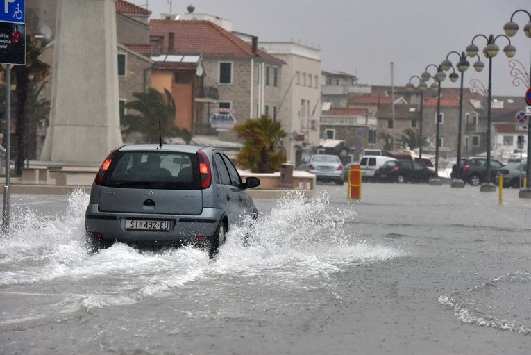 VIDEO Jako nevrijeme u Dalmaciji i Istri, valovi potopili rive. Hvar odsječen
