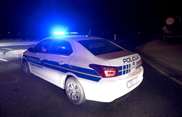 Potpuno pijan i bez vozačke dozvole zabio se autom u kuću u Suhopolju