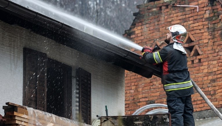 VIDEO Vatrogasci u Zagrebu ugasili požar na krovu obiteljske kuće