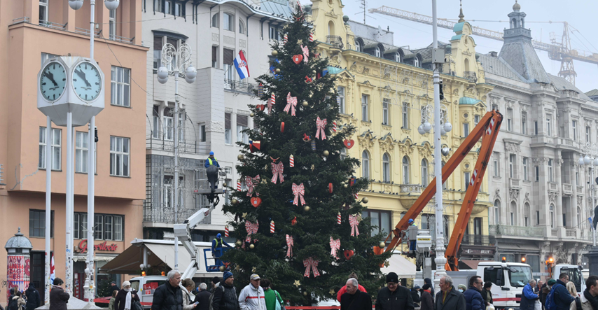 FOTO Okićen je bor na zagrebačkom Trgu, pogledajte kako izgleda