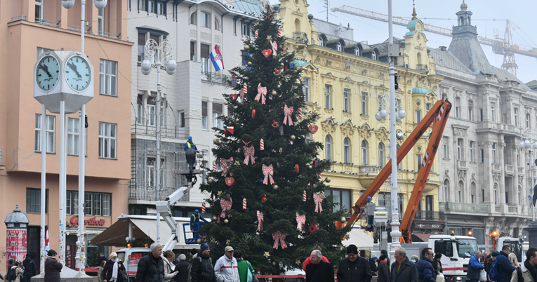 FOTO Okićen je bor na zagrebačkom Trgu, pogledajte kako izgleda