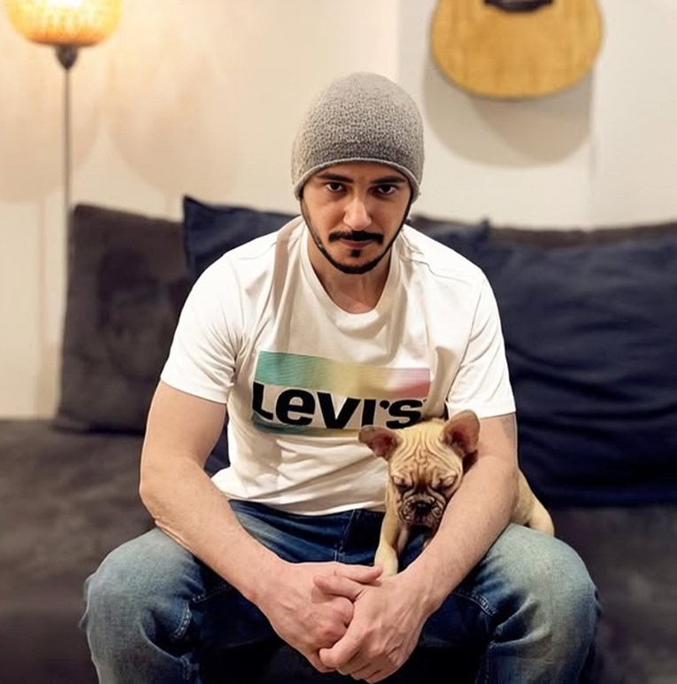 Pjevač benda DNK uspio je izaći iz gorućeg kluba. Vratio se da spasi druge i poginuo