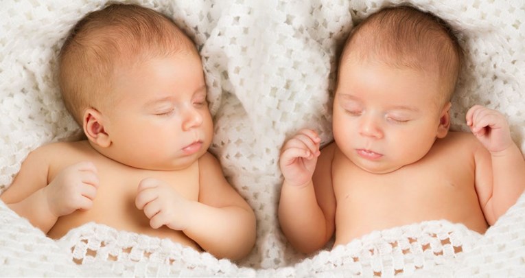 Beba se rodila dva dana nakon svog brata blizanca, mami su prestali trudovi