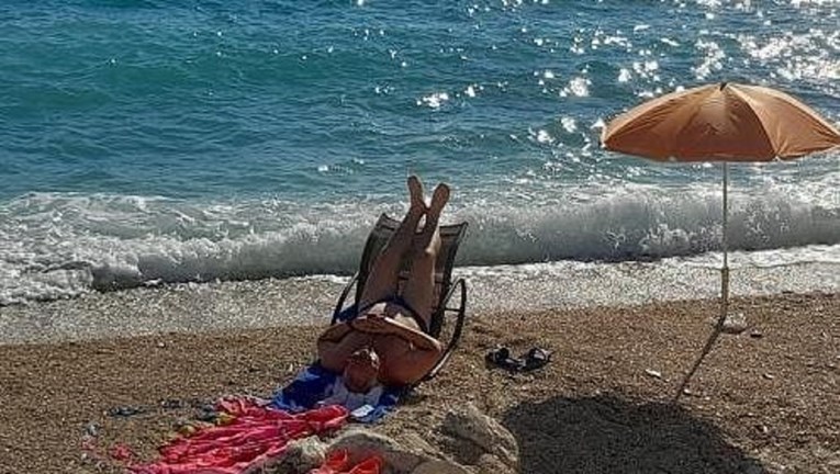 Fotka tipa s plaže u Dalmaciji postala hit na Fejsu, odmah ćete vidjeti zašto