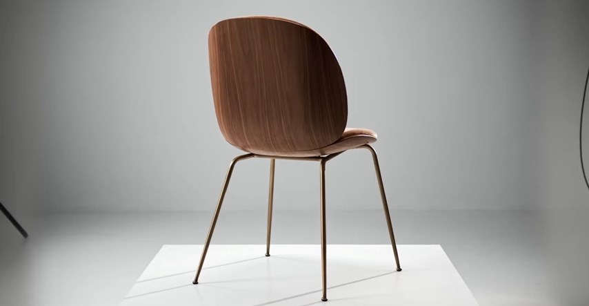 Ovo je jedna od najpopularnijih dizajnerskih blagovaonskih stolica. Našli smo duplić