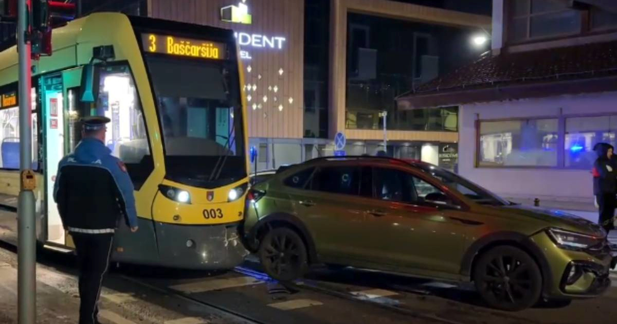 Jučer u Sarajevu tramvaj udario auto. Vozač bio drogiran i bez važeće vozačke dozvole
