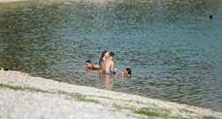 Zagrepčani spas od vrućine potražili na Jarunu, neki se kupali u jezeru