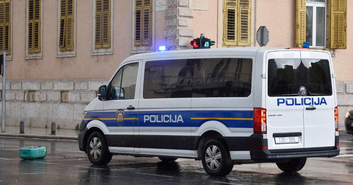 Žena za kojom je raspisana potraga namjerno udarila u policijsko vozilo