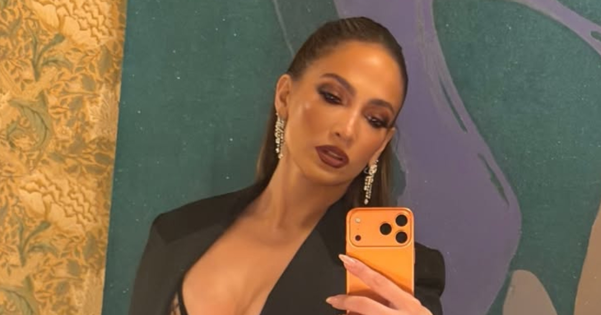 J.Lo pokazala kako nositi sako bez majice, ali s puno stila
