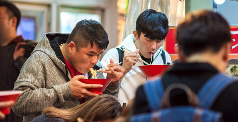 Neobični običaji objedovanja u svijetu: Japanci srču, u Tajlandu vilica ne ide u usta