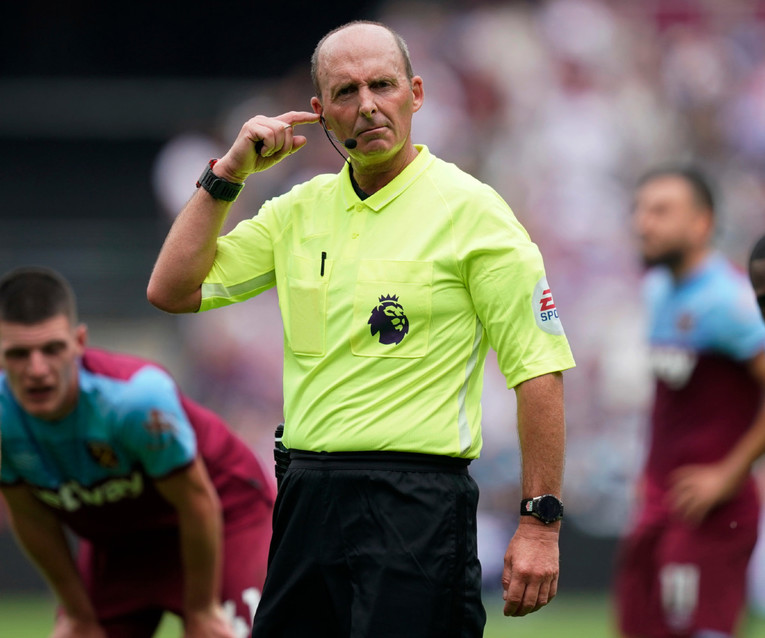 Mike Dean iznenadio priznanjem: Tijekom utakmica igrao sam igre sam sa sobom