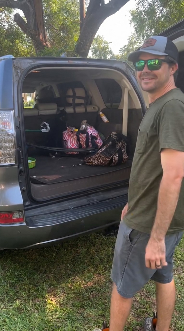 Suprugu priredila iznenađenje: Umjesto namirnica, u autu ga dočekao psić