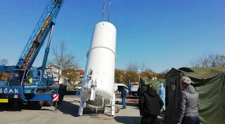 U KB Dubrava postavljen ogroman rezervoar s kisikom za respiratore, pogledajte