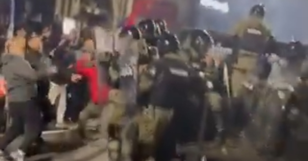 VIDEO Nova snimka iz Beograda. Policija se povlači kroz masu