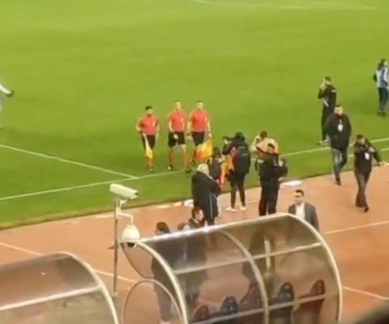 VIDEO Sudac Zdenko Lovrić s terena Poljuda ispraćen uz zvižduke i uvrede