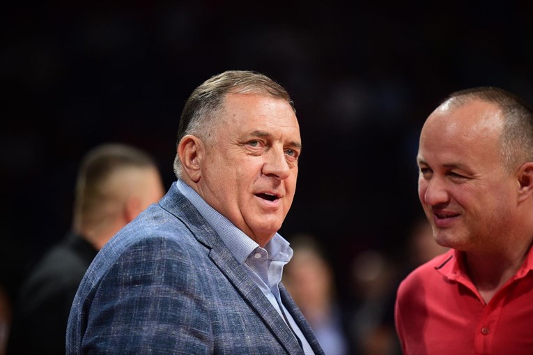 Smijenjeni Dodik u parlamentu RS tvrdio da je još predsjednik, svađao se s oporbom