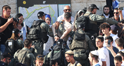 Mladi Izraelci marširali Jeruzalemom. Vikali "Smrt Arapima" i napadali novinare