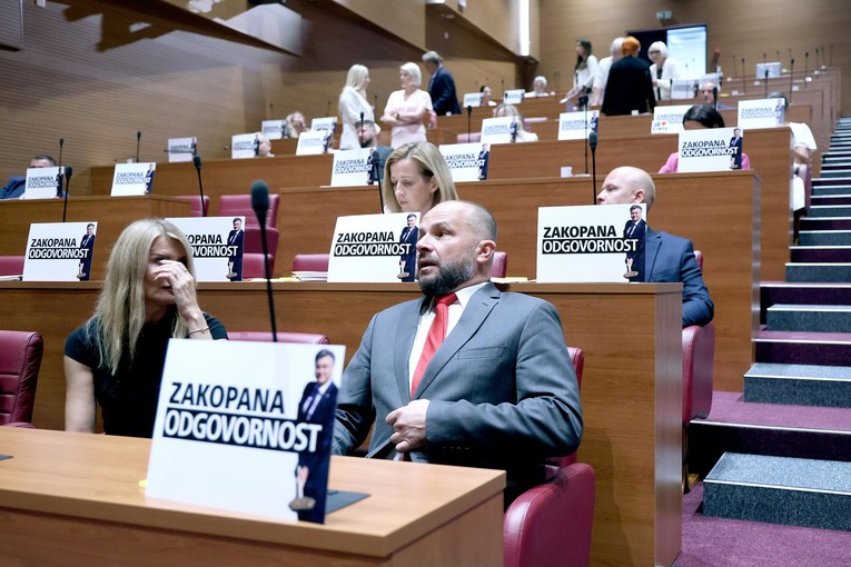 FOTO Pogledajte što je oporba ostavila na klupama uoči rasprave o otpadu u Lici
