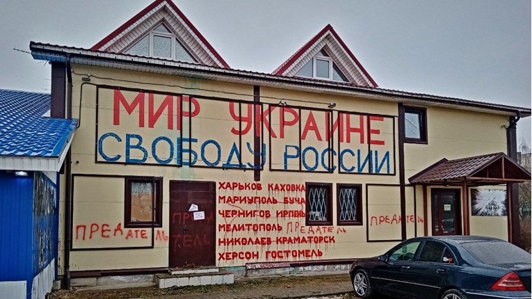 Rus u znak prosvjeda na zgradu napisao imena napadnutih ukrajinskih gradova