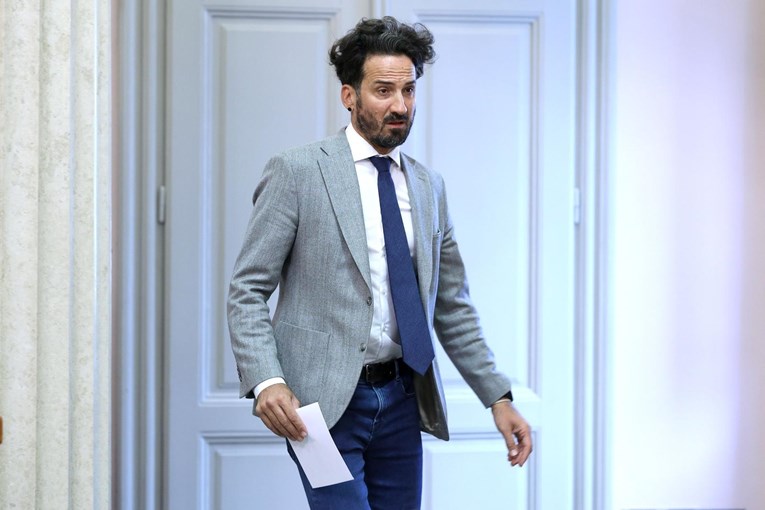 Miletić napao biskupe i vjernike: Koliko ste puta molili za nas zastupnike, iskreno?