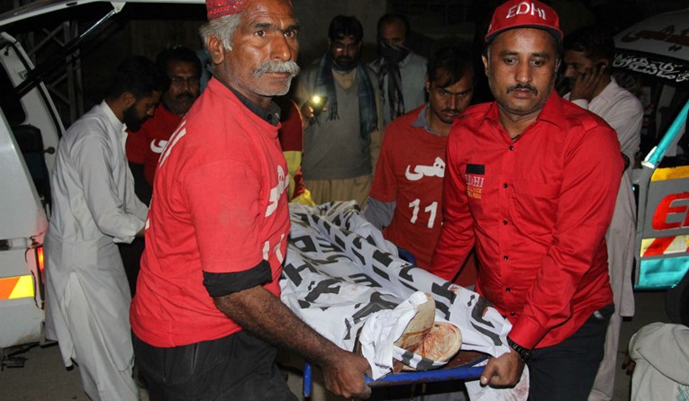 Vlak prepolovio autobus na prijelazu pruge u Pakistanu, najmanje 18 poginulih