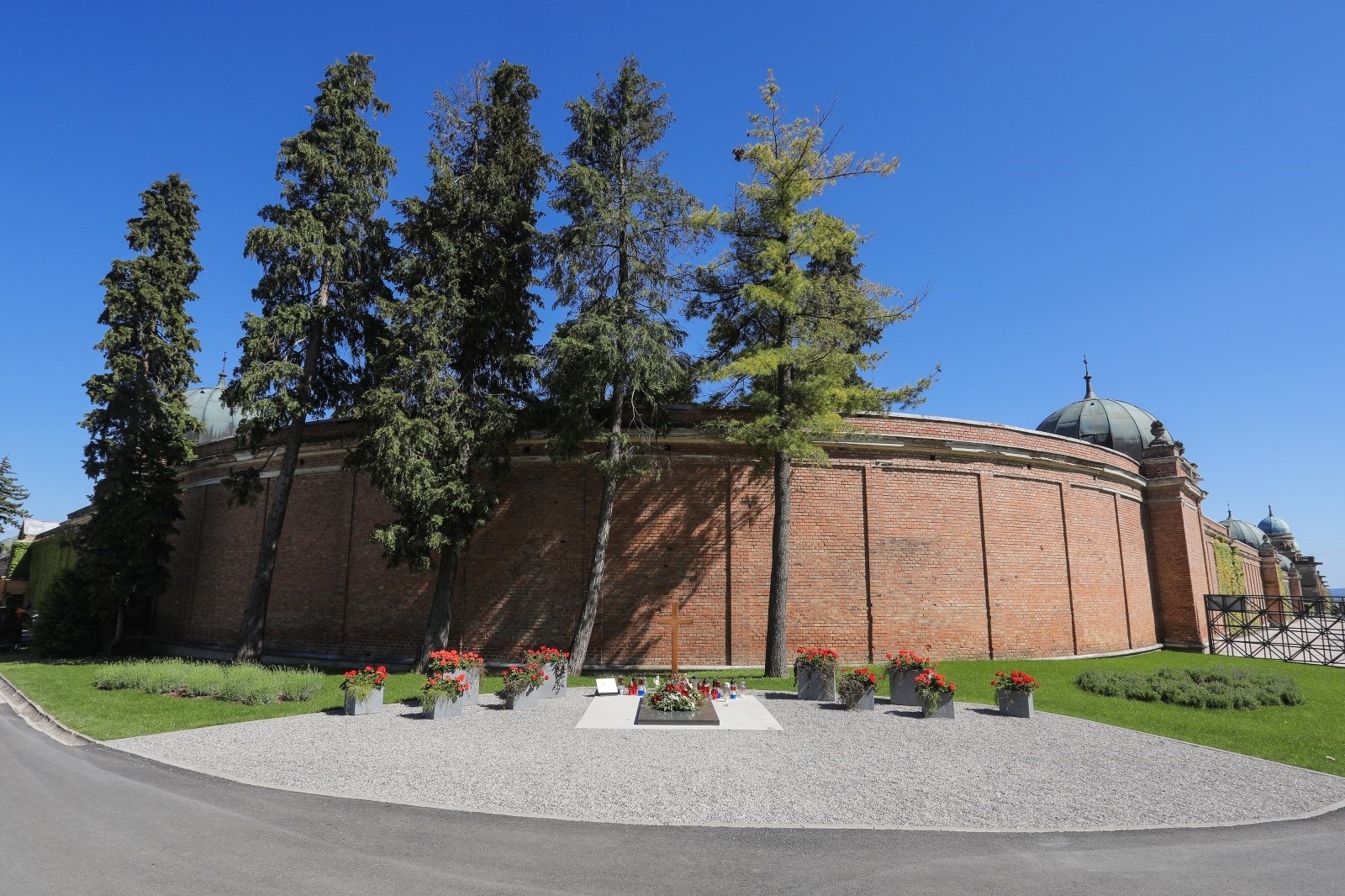 Mimo procedure Bandića pokopali nasred zelene površine pa lažirali dokumentaciju?