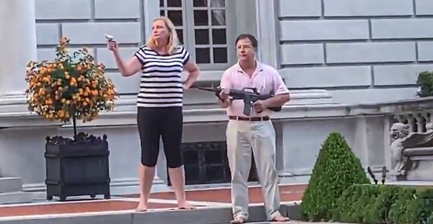 Američki par uperio oružje u prosvjednike pred svojom kućom, pogledajte snimku