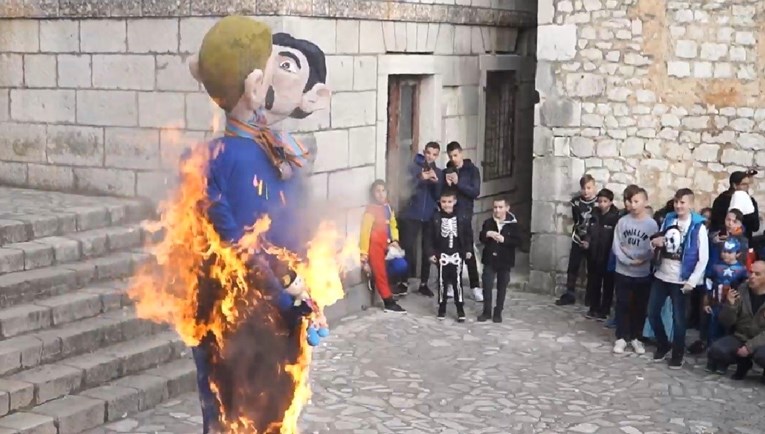VIDEO Na karnevalu u Imotskom spalili lutke gejeva s djetetom, sve gledala djeca