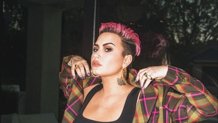 Demi Lovato: Zabave s otkrivanjem spola bebe su transfobne, genitalije ne znače spol