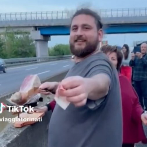 Tip nasred autoceste izvadio pršut i rezao ga putnicima koji su zapeli u koloni