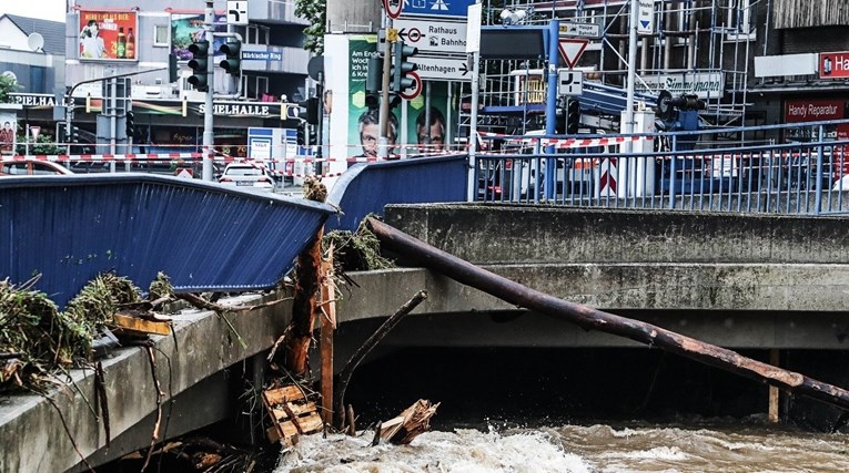 Ogromne poplave u Njemačkoj: Poginuli vatrogasci, raste broj mrtvih, bujice nose aute