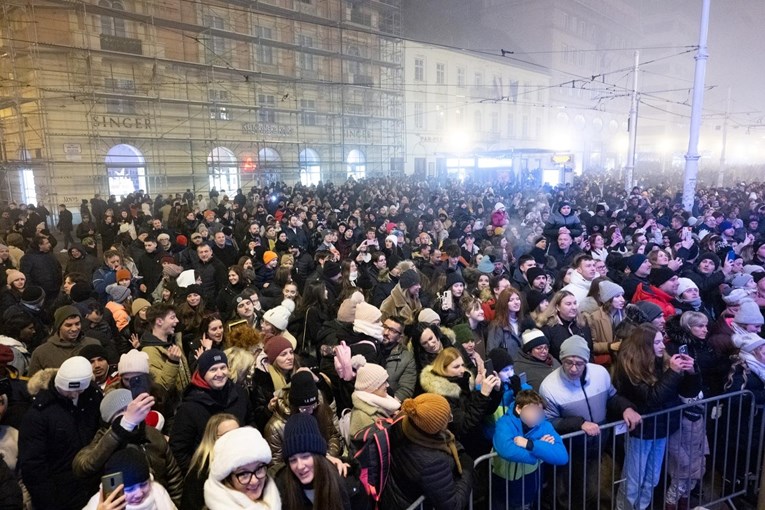 Zagrepčani su se okupili u velikom broju na Jelačićevom trgu i dočekali Novu godinu