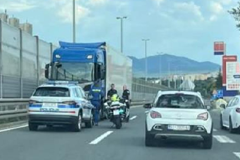 Rumunj vozio šleper u suprotnom smjeru na A7 u Rijeci. Uhitili ga uz prisilu