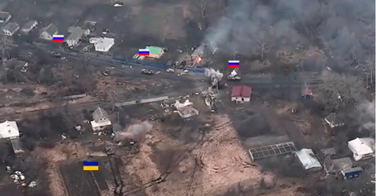 Širi se snimka na kojoj jedan ukrajinski tenk iz zasjede napada cijeli ruski konvoj