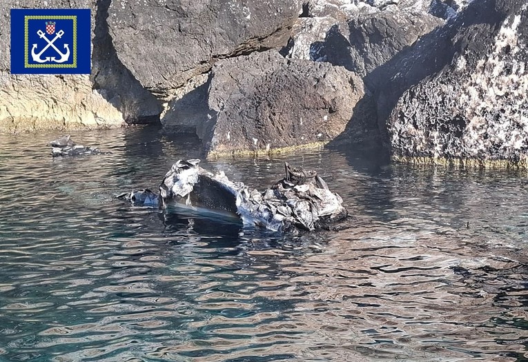 Kod otoka Sveca izgorjela i potonula brodica. Svi se uspjeli spasiti