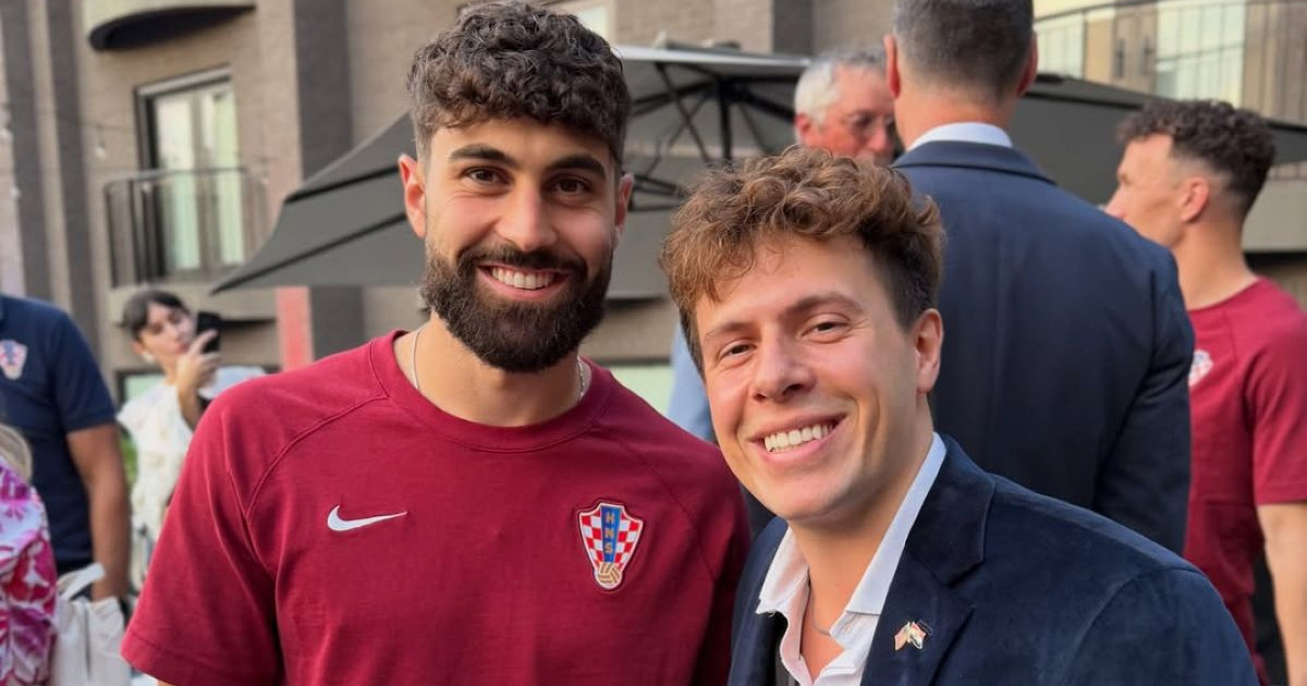 Roko Blažević pjevao Vatrenima i upoznao Johna Malkovicha