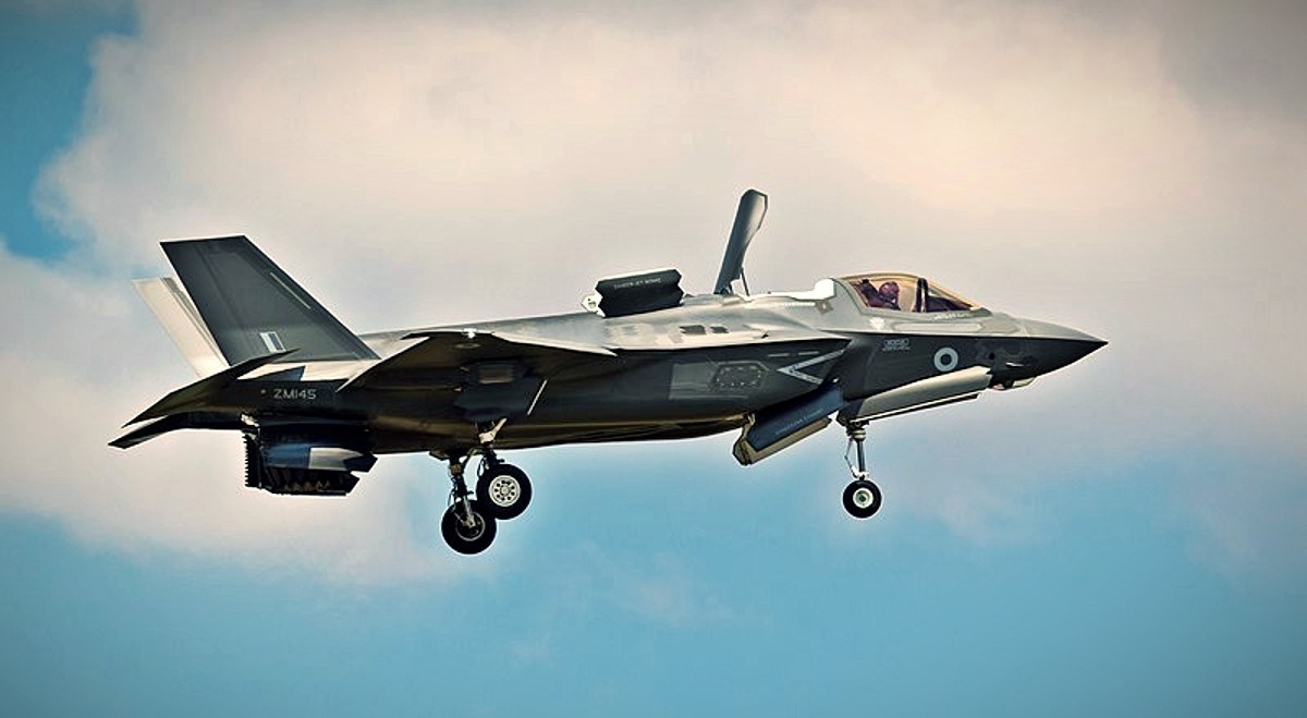 Britanski borbeni avion se srušio u more na Mediteranu, pilot se katapultirao