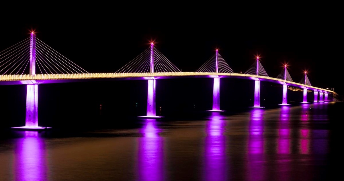 Pelješki most večeras zasjao u ljubičastoj boji iz posebnog razloga