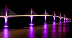 Pelješki most večeras zasjao u ljubičastoj boji iz posebnog razloga
