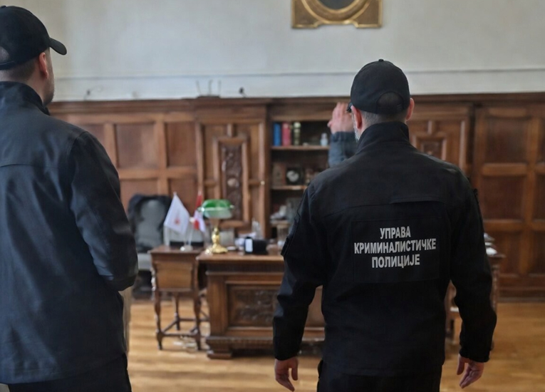 VIDEO Policija s kamerama Vučićeve omiljene televizije upala u Rektorat u Beogradu