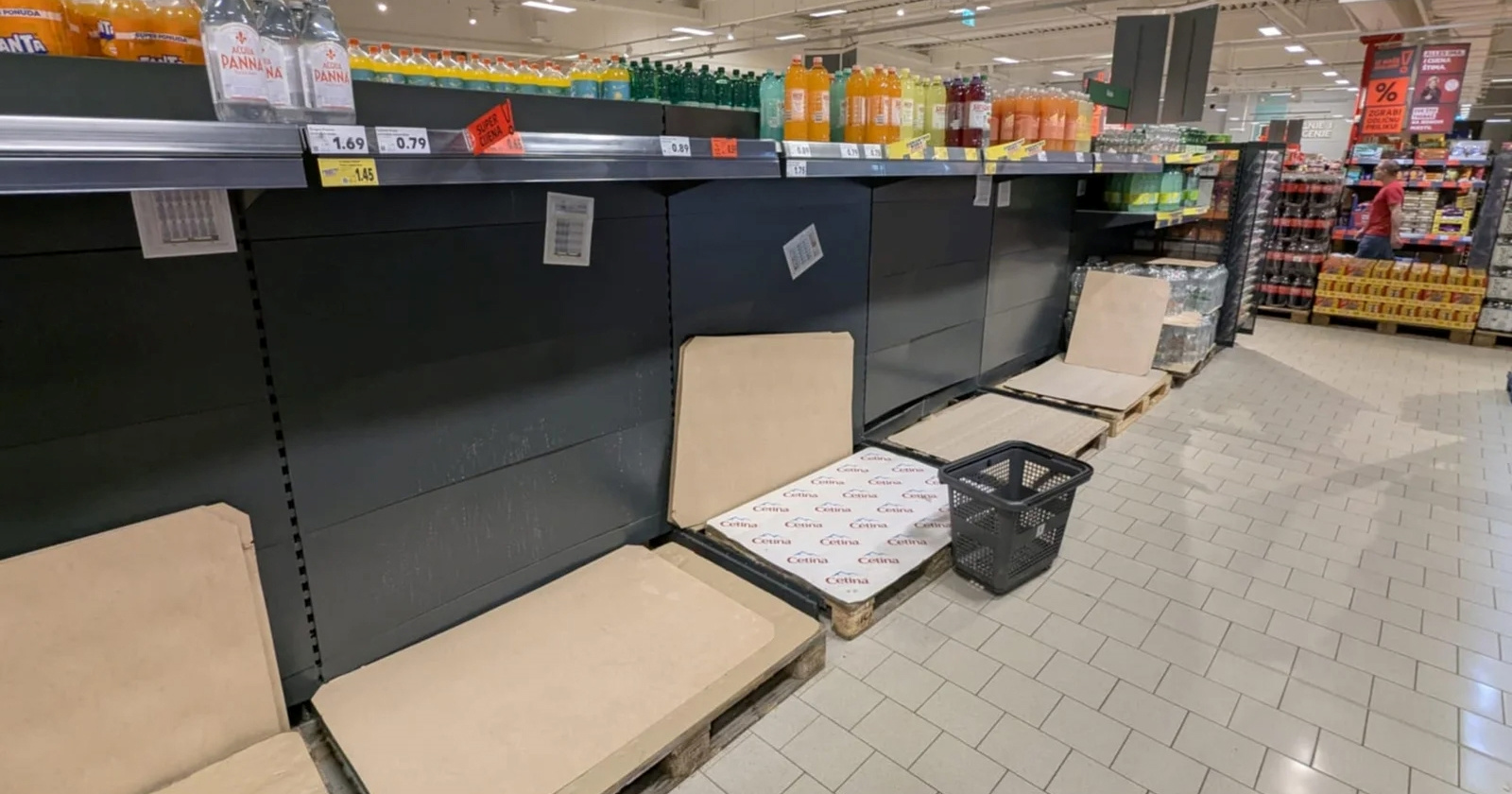 Zamućena voda u Bjelovaru. Ljudi kupuju vodu u bocama, u trgovinama prazne police