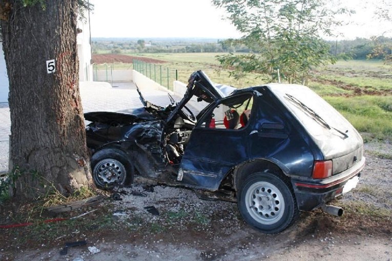 18-godišnjak se u Istri velikom brzinom zabio u stablo, auto skršen