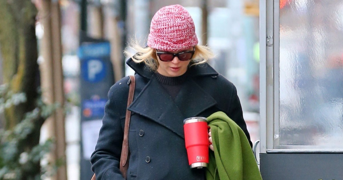 Jennifer Lawrence nosi kaput u boji koja je odlična zamjena za crnu