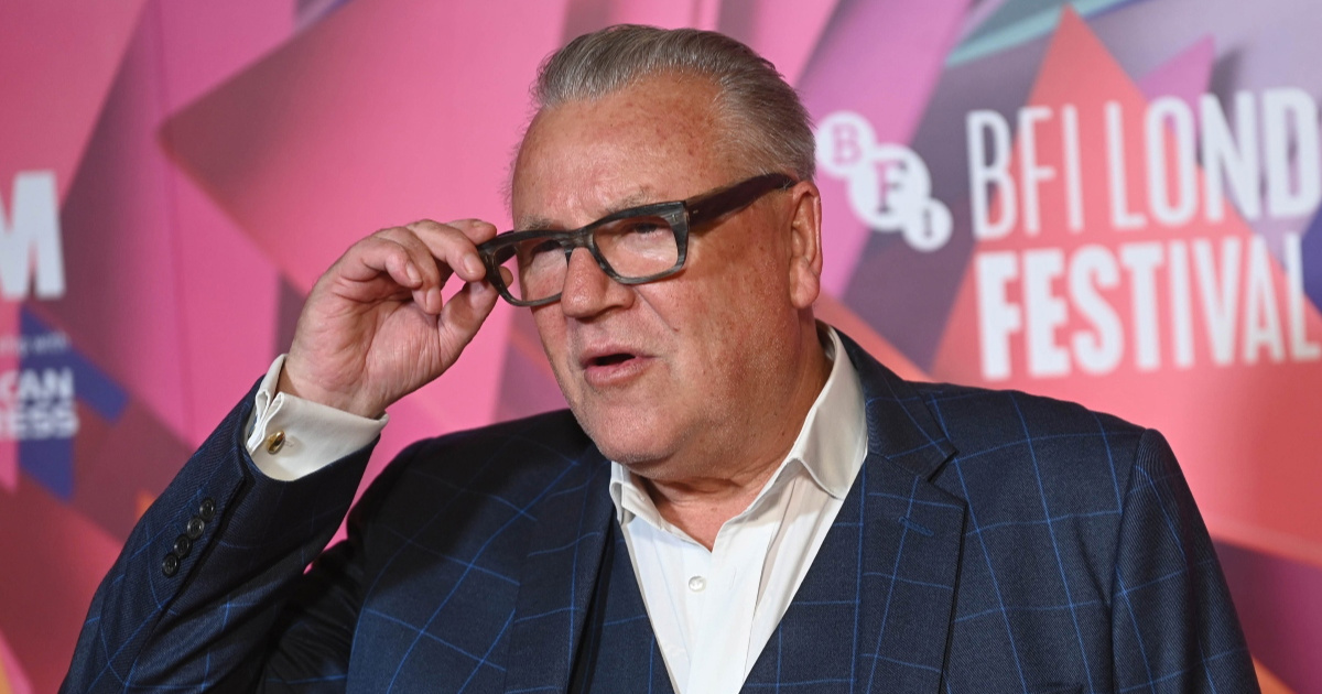 Ray Winstone kaže da je stao u obranu kolegice koju je redatelj uznemiravao